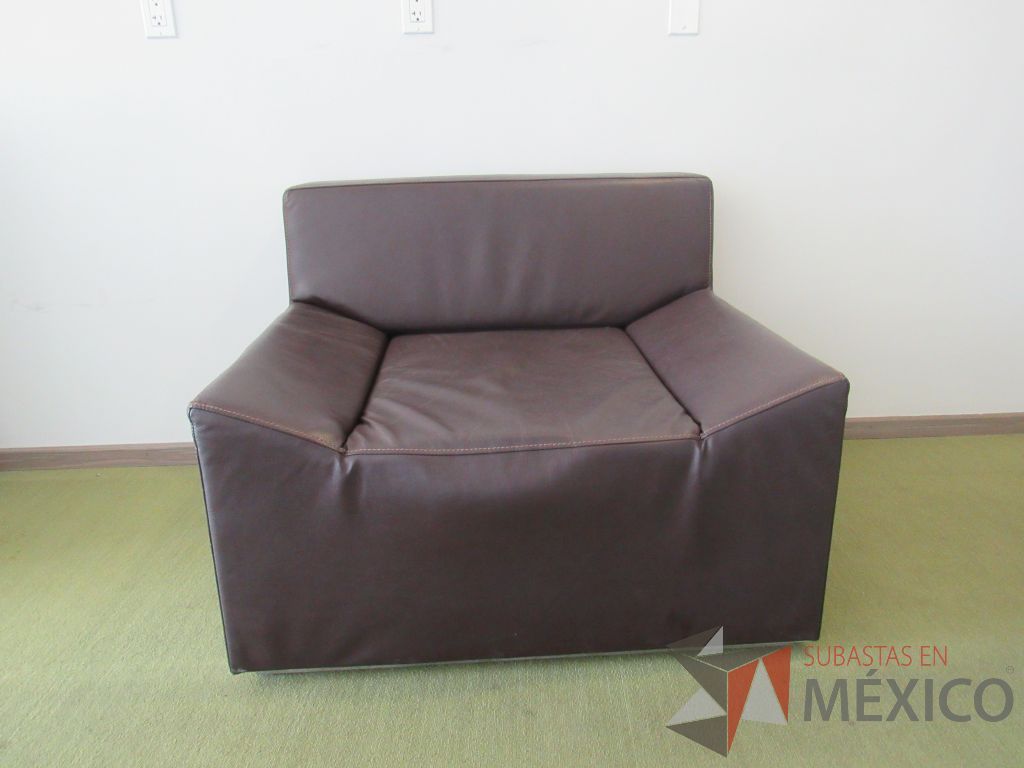 Lote 004 - Sillón de 1 plaza con asiento y respaldo tipo piel color café - Imagen 3