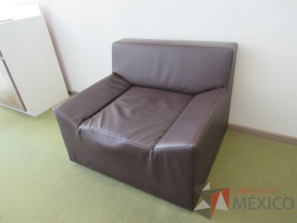 Lote 004 - Sillón de 1 plaza con asiento y respaldo tipo piel color café - Imagen 4