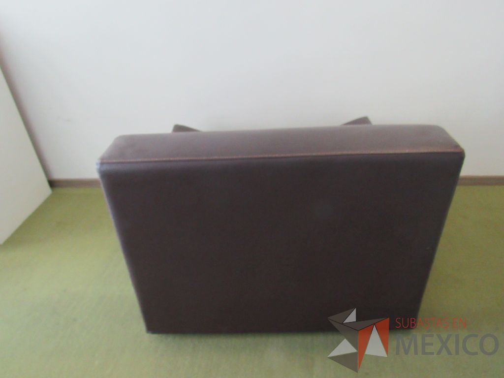 Lote 004 - Sillón de 1 plaza con asiento y respaldo tipo piel color café - Imagen 6