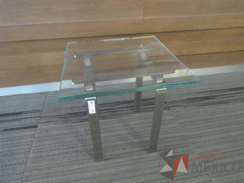 Lote 023 - Mesa de apoyo cuadrada con base metálica y cubierta de vidrio - Imagen 6