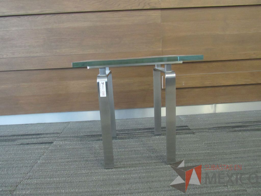Lote 023 - Mesa de apoyo cuadrada con base metálica y cubierta de vidrio - Imagen 7