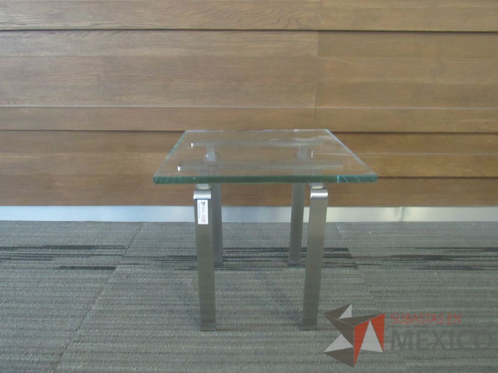Lote 023 - Mesa de apoyo cuadrada con base metálica y cubierta de vidrio - Imagen 9
