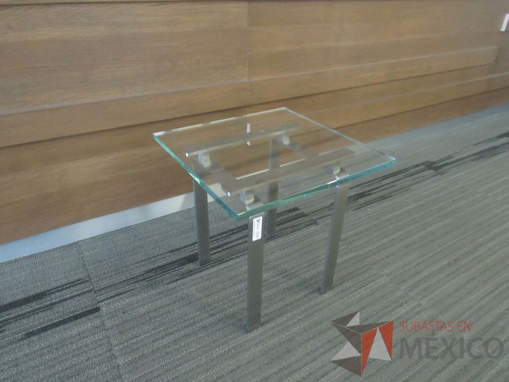 Lote 023 - Mesa de apoyo cuadrada con base metálica y cubierta de vidrio - Imagen 4