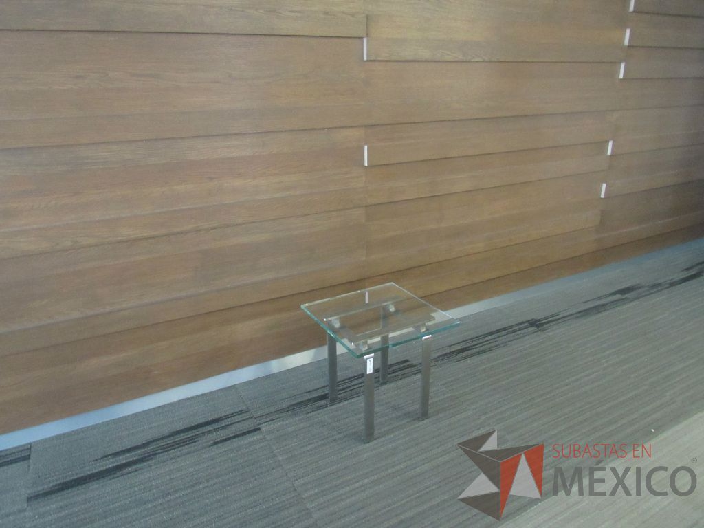 Lote 023 - Mesa de apoyo cuadrada con base metálica y cubierta de vidrio - Imagen 5