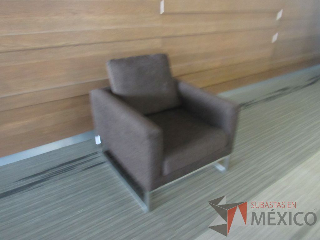 Lote 024 - 2 Sillones de 1 plaza con base metálica, asiento y respaldo en tela color café - Imagen 2