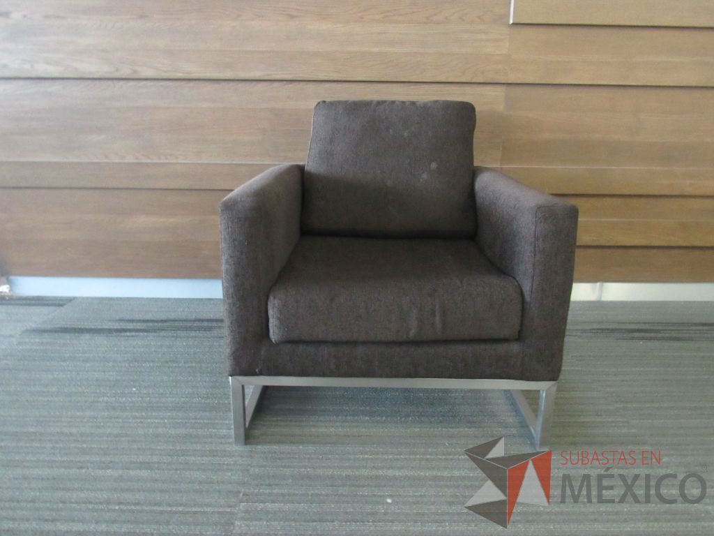 Lote 005 - 2 Sillones de 1 plaza con base metálica, asiento y respaldo en tela color café