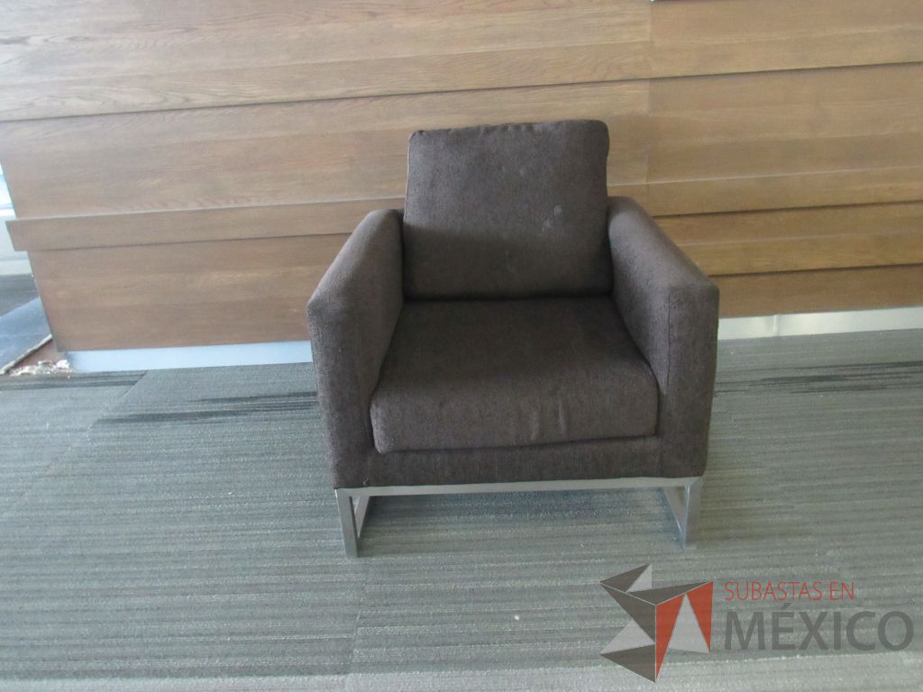 Lote 024 - 2 Sillones de 1 plaza con base metálica, asiento y respaldo en tela color café - Imagen 4