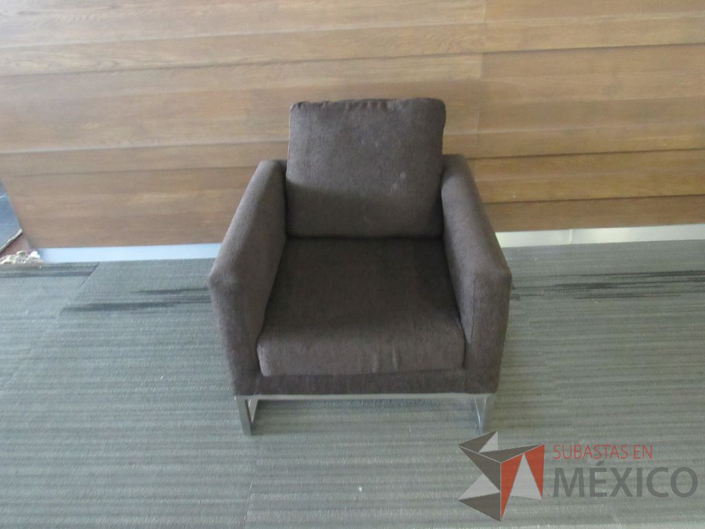 Lote 024 - 2 Sillones de 1 plaza con base metálica, asiento y respaldo en tela color café - Imagen 9