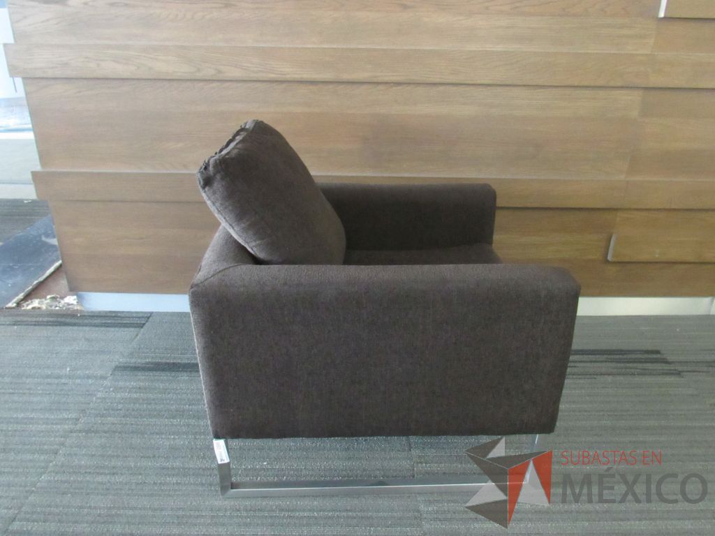 Lote 005 - 2 Sillones de 1 plaza con base metálica, asiento y respaldo en tela color café - Imagen 3