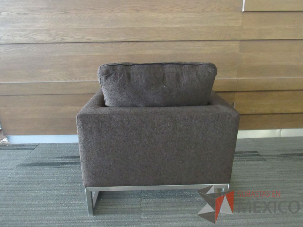 Lote 024 - 2 Sillones de 1 plaza con base metálica, asiento y respaldo en tela color café - Imagen 7