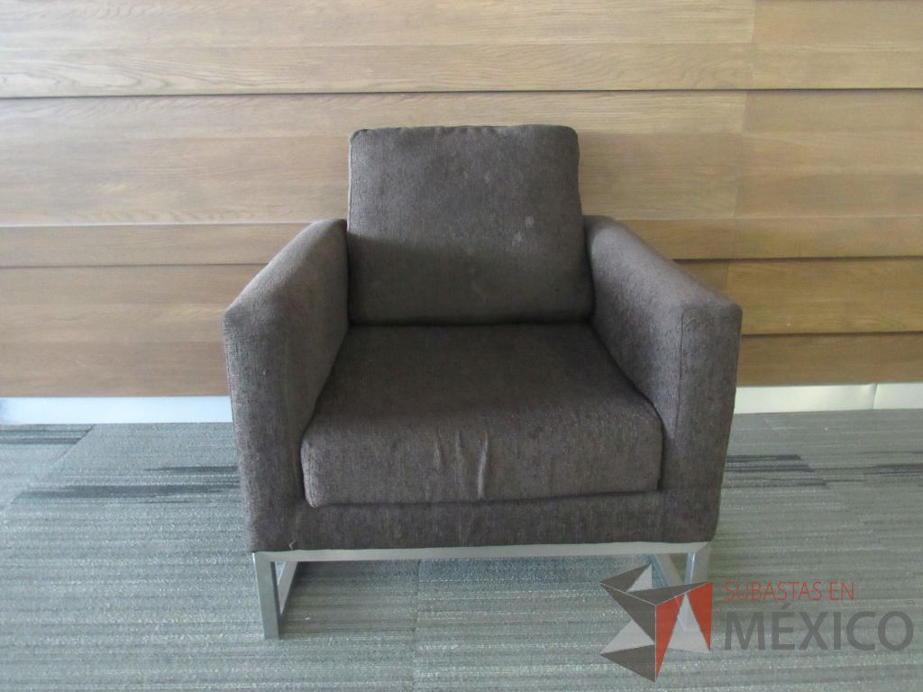 Lote 005 - 2 Sillones de 1 plaza con base metálica, asiento y respaldo en tela color café - Imagen 7