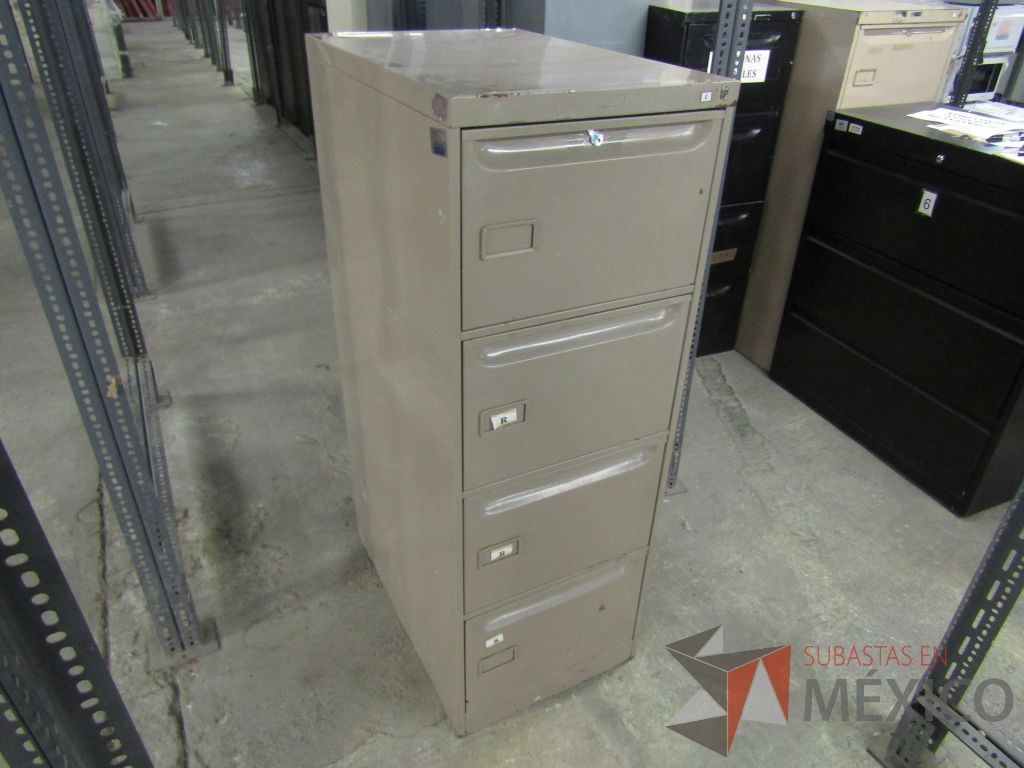 Lote 004- 80 Archiveros, 13 gabinetes y 15 lockers