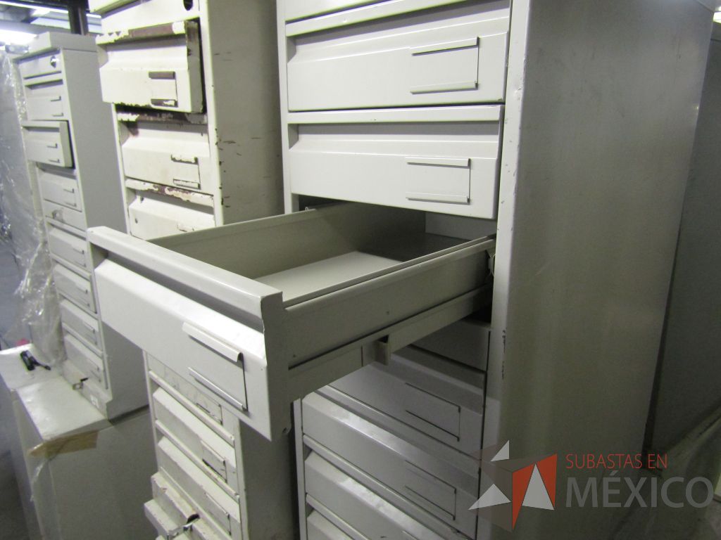 Lote 005 - 19 Cajas fuertes, 69 cajoneras temporizadas, portachequeras y postes metálicos