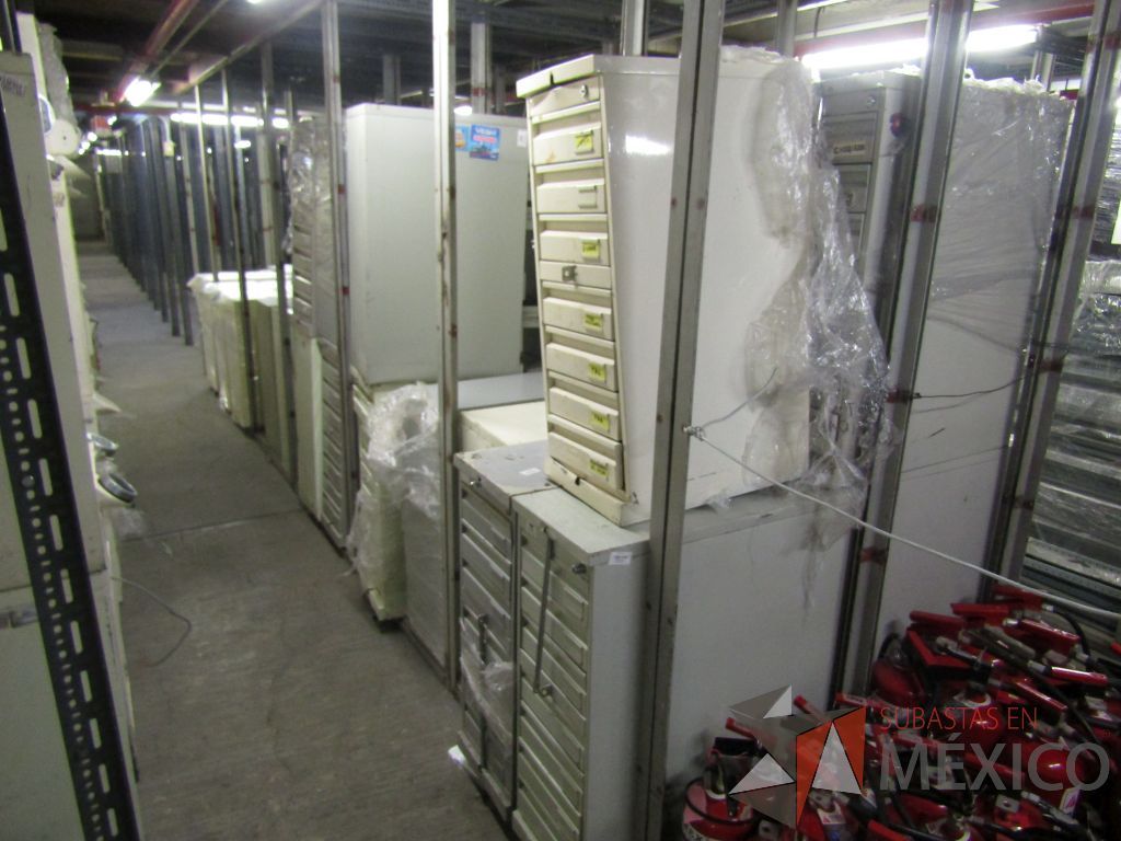 Lote 005 - 19 Cajas fuertes, 69 cajoneras temporizadas, portachequeras y postes metálicos - Imagen 17