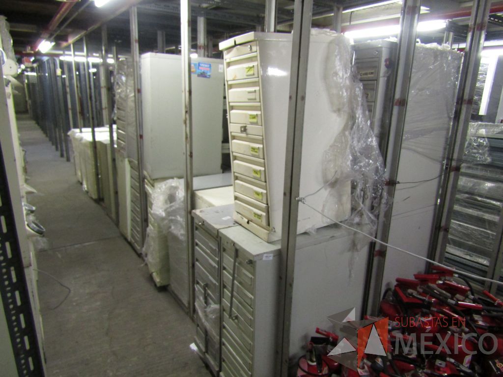 Lote 005 - 19 Cajas fuertes, 69 cajoneras temporizadas, portachequeras y postes metálicos - Imagen 18