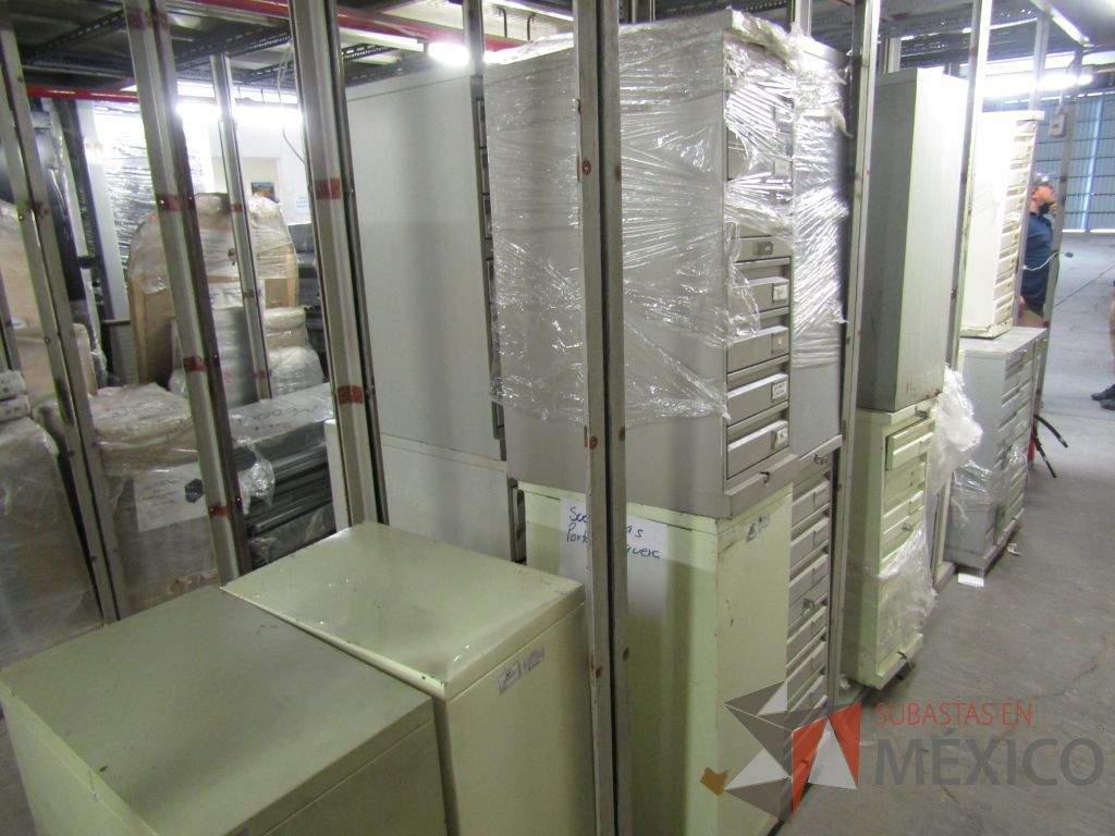 Lote 005 - 19 Cajas fuertes, 69 cajoneras temporizadas, portachequeras y postes metálicos - Imagen 19