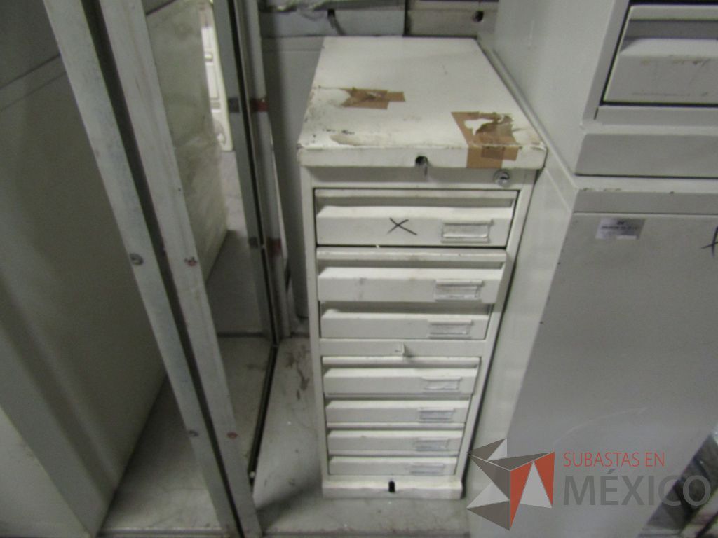 Lote 005 - 19 Cajas fuertes, 69 cajoneras temporizadas, portachequeras y postes metálicos - Imagen 20