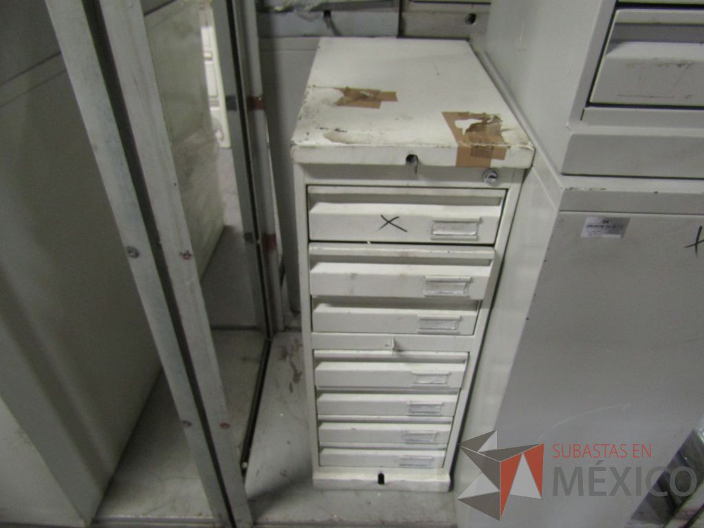 Lote 005 - 19 Cajas fuertes, 69 cajoneras temporizadas, portachequeras y postes metálicos - Imagen 21