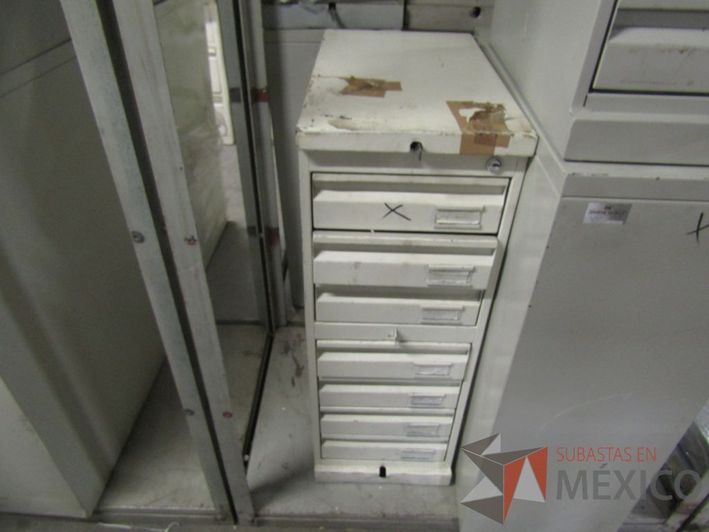Lote 005 - 19 Cajas fuertes, 69 cajoneras temporizadas, portachequeras y postes metálicos - Imagen 22