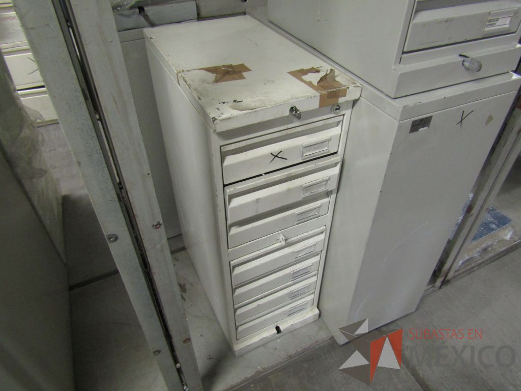 Lote 005 - 19 Cajas fuertes, 69 cajoneras temporizadas, portachequeras y postes metálicos - Imagen 23