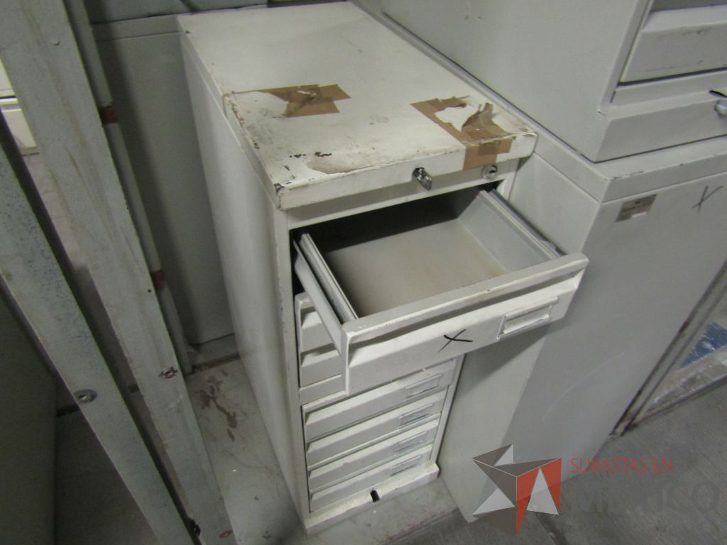 Lote 005 - 19 Cajas fuertes, 69 cajoneras temporizadas, portachequeras y postes metálicos - Imagen 24