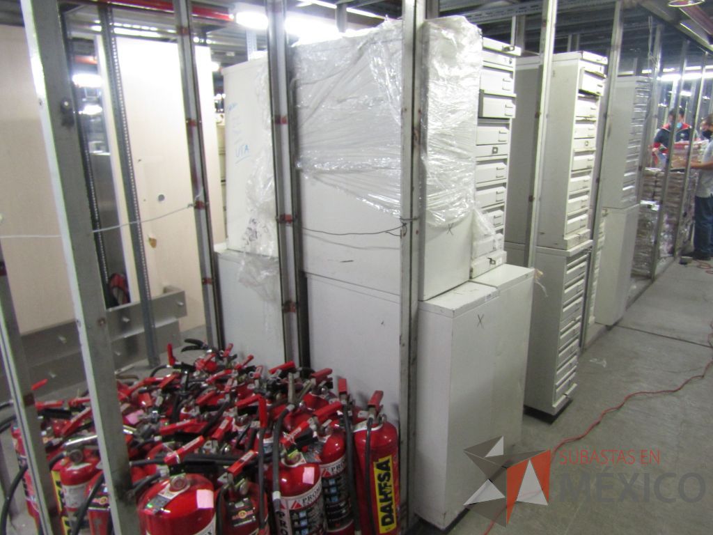 Lote 005 - 19 Cajas fuertes, 69 cajoneras temporizadas, portachequeras y postes metálicos - Imagen 25