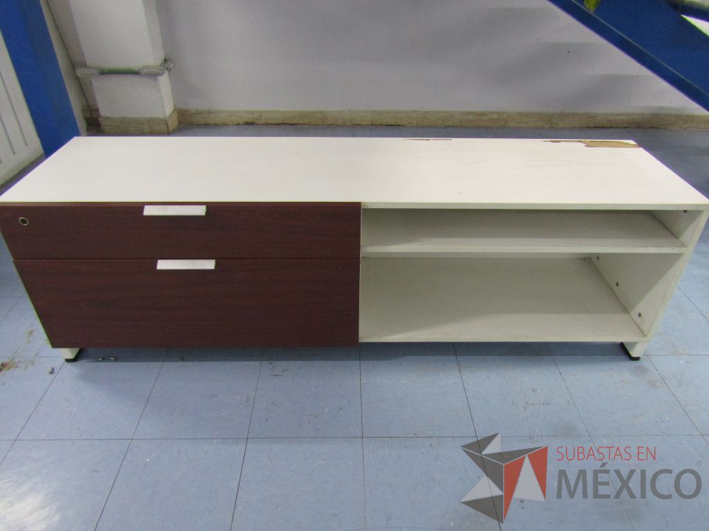 Lote 029 - 2 Credenzas con 2 cajones y 1 entrepaño color vino con blanco - Imagen 4