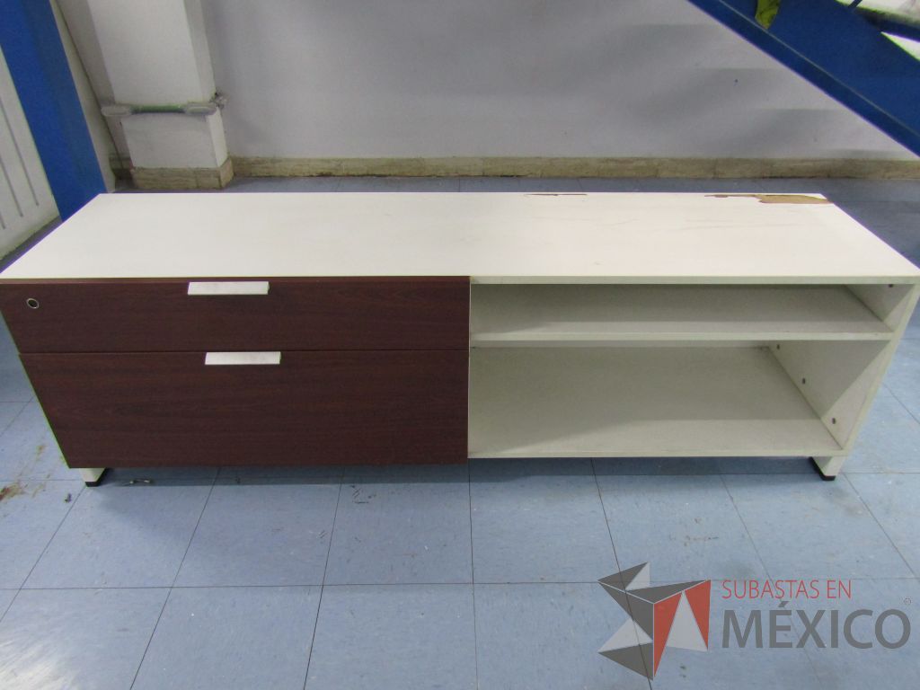 Lote 029 - 2 Credenzas con 2 cajones y 1 entrepaño color vino con blanco