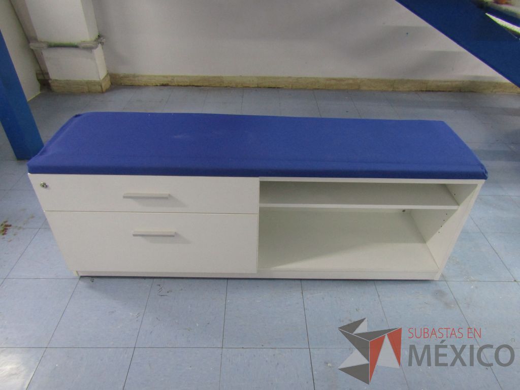 Lote 012 - 2 Credenzas con 2 cajones y 1 entrepaño con cojín en tela color azul - Imagen 9