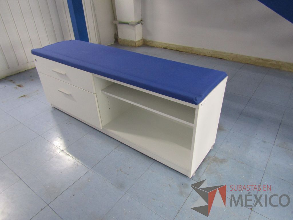 Lote 012 - 2 Credenzas con 2 cajones y 1 entrepaño con cojín en tela color azul - Imagen 4