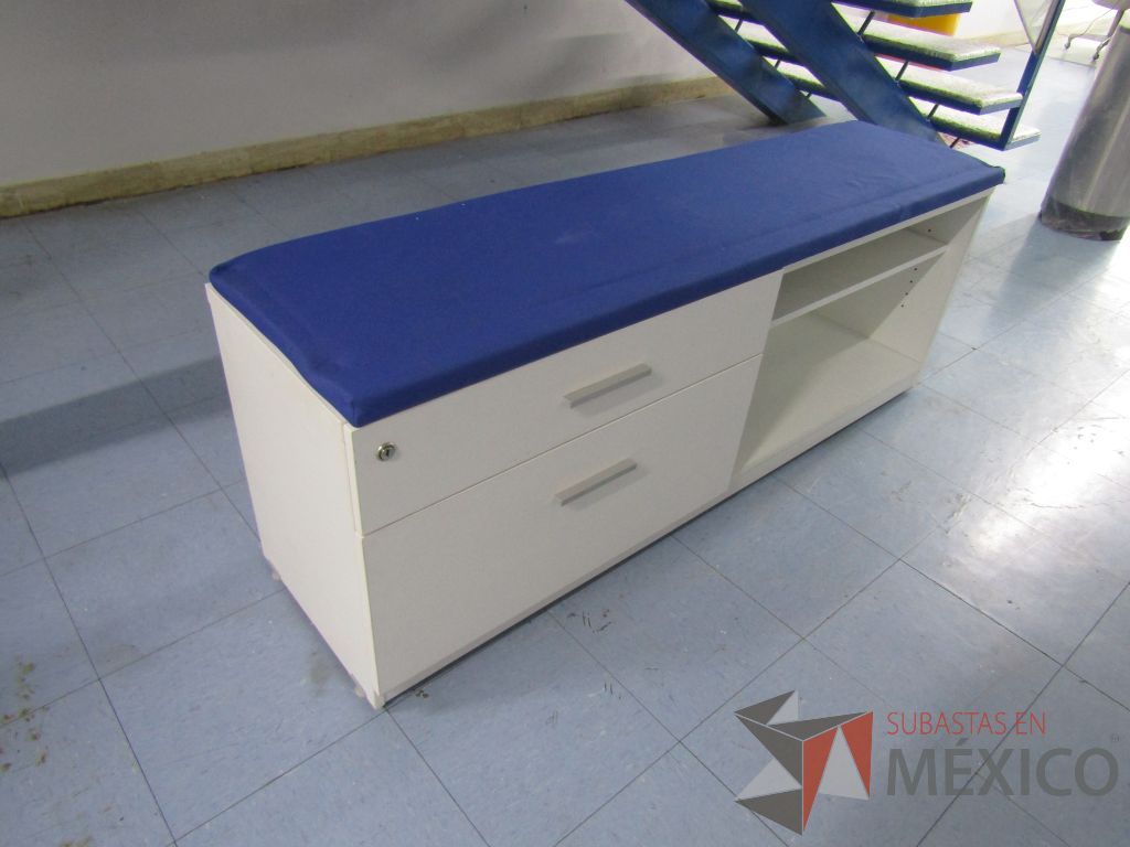 Lote 012 - 2 Credenzas con 2 cajones y 1 entrepaño con cojín en tela color azul - Imagen 6