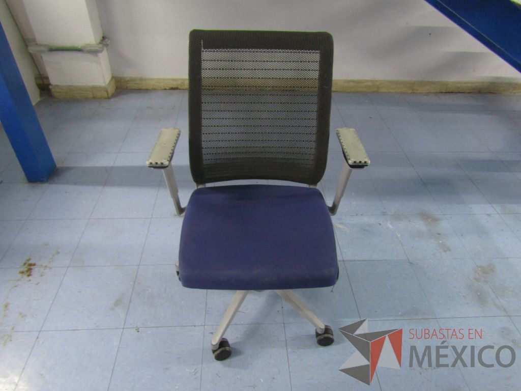 Lote 031 - 2 Sillas ejecutivas con ruedas, respaldo en malla y asiento en tela color azul. (En mal estado, les faltan descansabrazos, les faltan ruedas y asiento rasgado.)