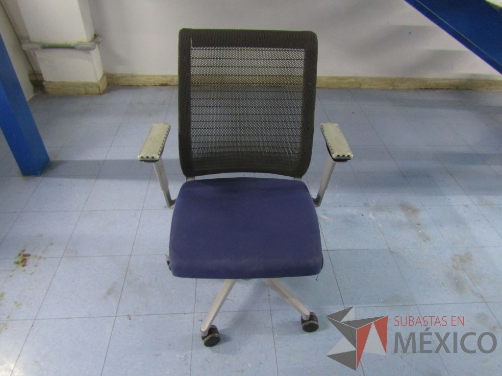 Lote 031 - 2 Sillas ejecutivas con ruedas, respaldo en malla y asiento en tela color azul. (En mal estado, les faltan descansabrazos, les faltan ruedas y asiento rasgado.) - Imagen 2