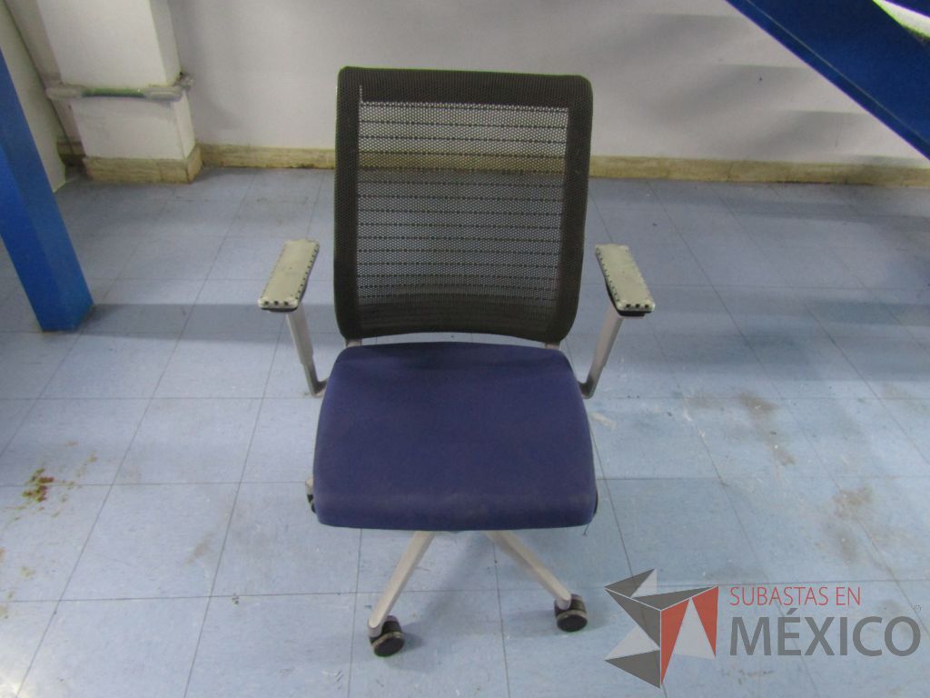 Lote 031 - 2 Sillas ejecutivas con ruedas, respaldo en malla y asiento en tela color azul. (En mal estado, les faltan descansabrazos, les faltan ruedas y asiento rasgado.) - Imagen 3