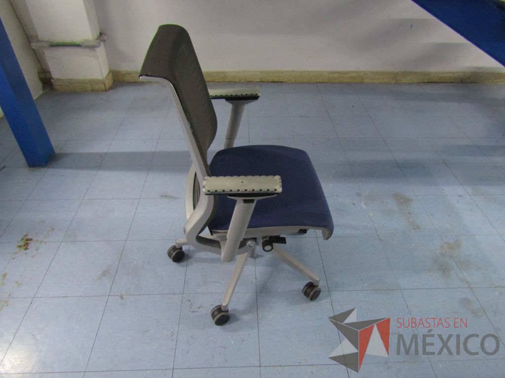 Lote 031 - 2 Sillas ejecutivas con ruedas, respaldo en malla y asiento en tela color azul. (En mal estado, les faltan descansabrazos, les faltan ruedas y asiento rasgado.) - Imagen 4