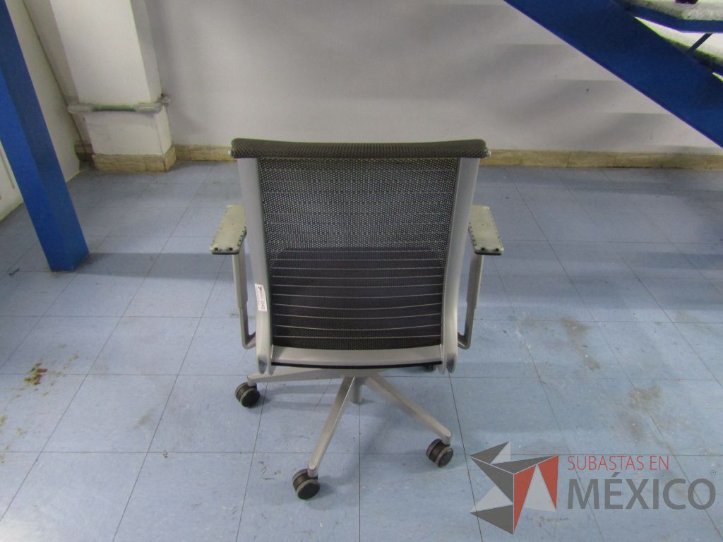 Lote 031 - 2 Sillas ejecutivas con ruedas, respaldo en malla y asiento en tela color azul. (En mal estado, les faltan descansabrazos, les faltan ruedas y asiento rasgado.) - Imagen 5