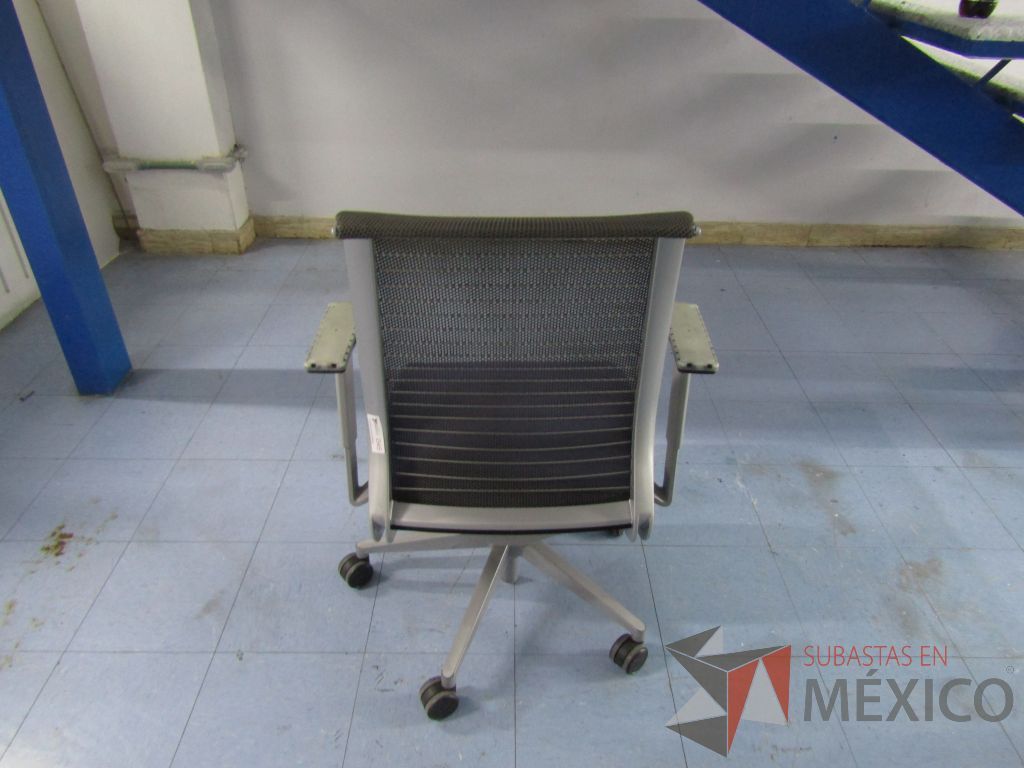 Lote 031 - 2 Sillas ejecutivas con ruedas, respaldo en malla y asiento en tela color azul. (En mal estado, les faltan descansabrazos, les faltan ruedas y asiento rasgado.) - Imagen 6