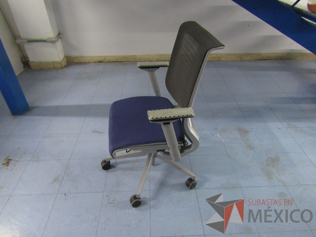 Lote 031 - 2 Sillas ejecutivas con ruedas, respaldo en malla y asiento en tela color azul. (En mal estado, les faltan descansabrazos, les faltan ruedas y asiento rasgado.) - Imagen 7
