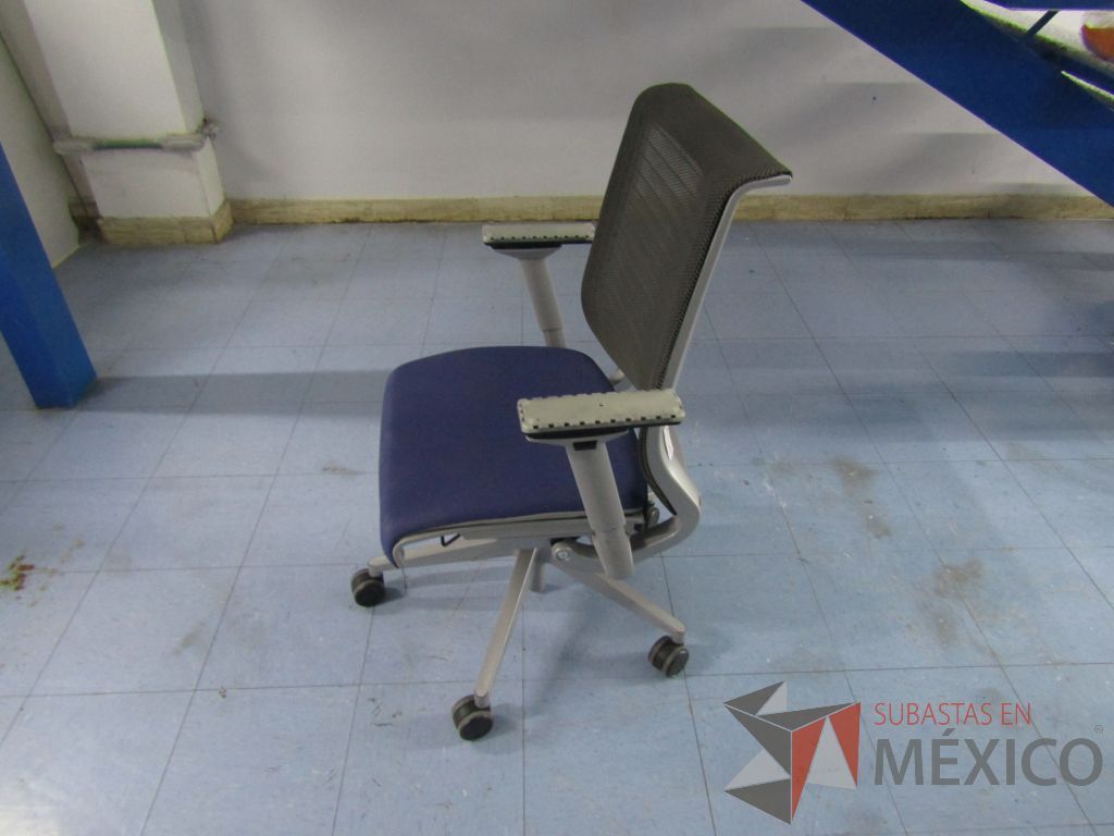 Lote 031 - 2 Sillas ejecutivas con ruedas, respaldo en malla y asiento en tela color azul. (En mal estado, les faltan descansabrazos, les faltan ruedas y asiento rasgado.) - Imagen 8