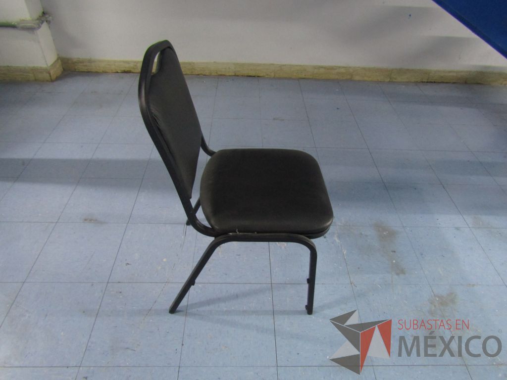 Lote 013 - Silla fija, asiento y respaldo tipo piel color negro