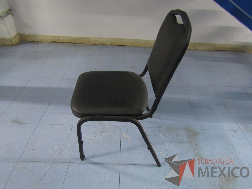 Lote 013 - Silla fija, asiento y respaldo tipo piel color negro - Imagen 4