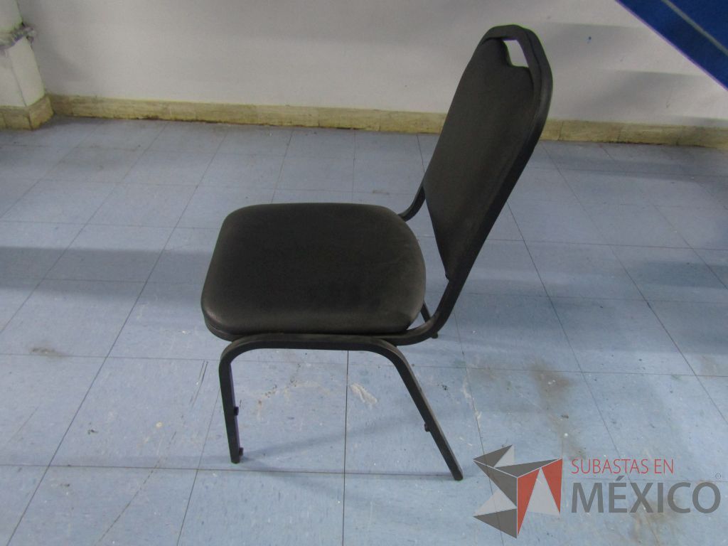 Lote 013 - Silla fija, asiento y respaldo tipo piel color negro - Imagen 5