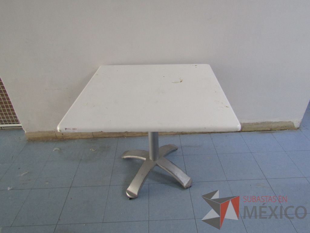 Lote 014 - Mesa cuadrada con base metálica. ( En mal estado las cubiertas y desarmadas.) - Imagen 4