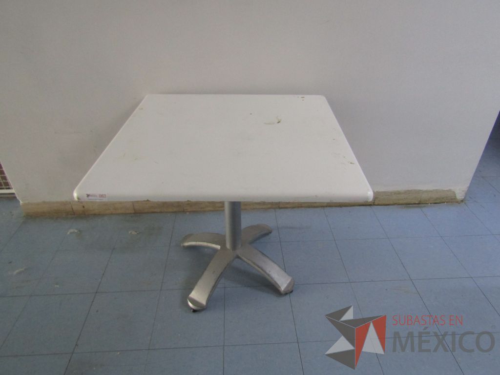 Lote 014 - Mesa cuadrada con base metálica. ( En mal estado las cubiertas y desarmadas.) - Imagen 5