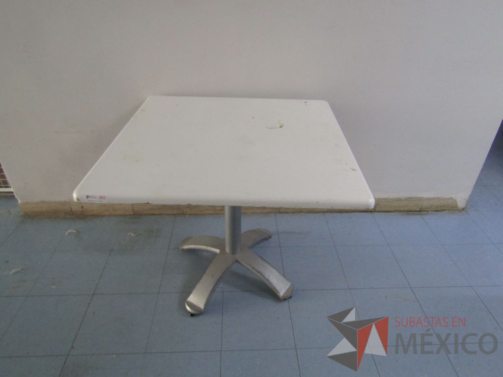 Lote 014 - Mesa cuadrada con base metálica. ( En mal estado las cubiertas y desarmadas.) - Imagen 6