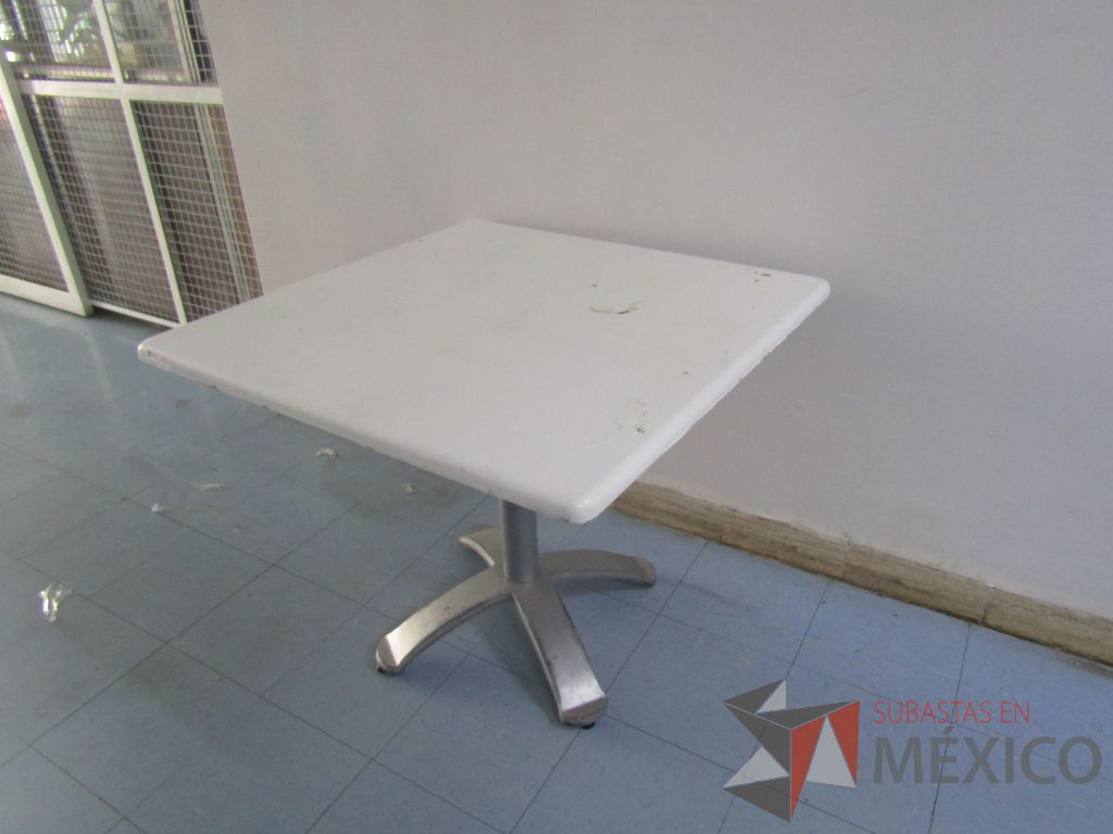 Lote 014 - Mesa cuadrada con base metálica. ( En mal estado las cubiertas y desarmadas.) - Imagen 7