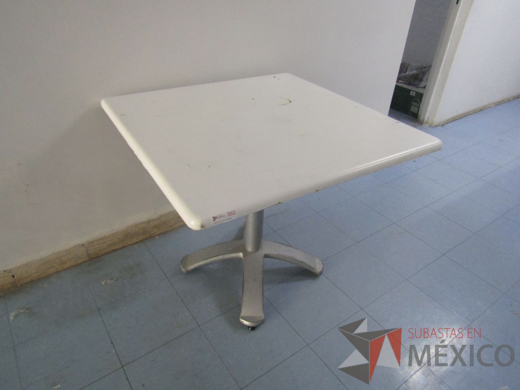 Lote 014 - Mesa cuadrada con base metálica. ( En mal estado las cubiertas y desarmadas.) - Imagen 2