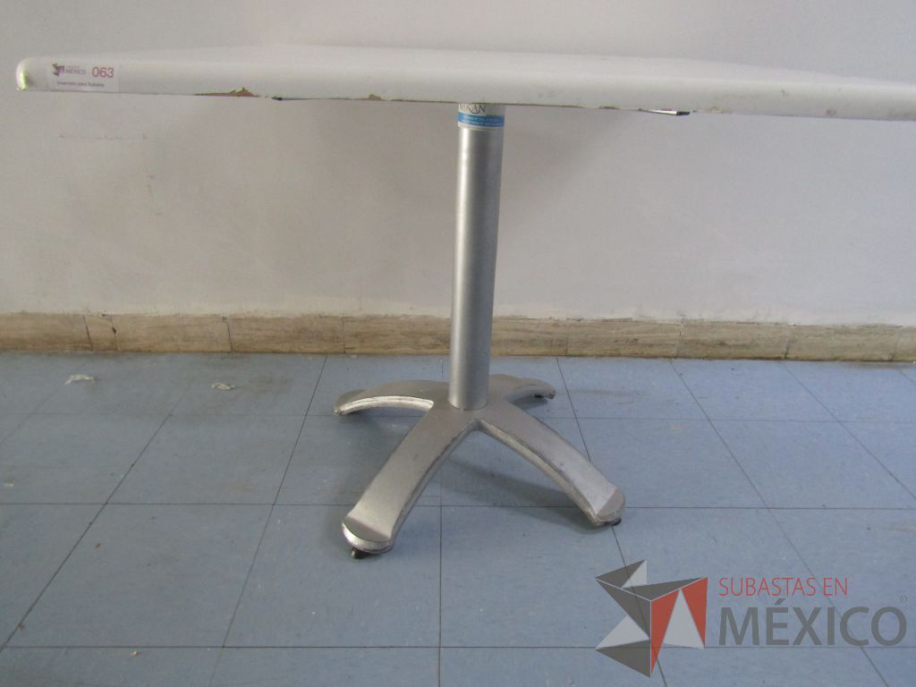 Lote 014 - Mesa cuadrada con base metálica. ( En mal estado las cubiertas y desarmadas.) - Imagen 3