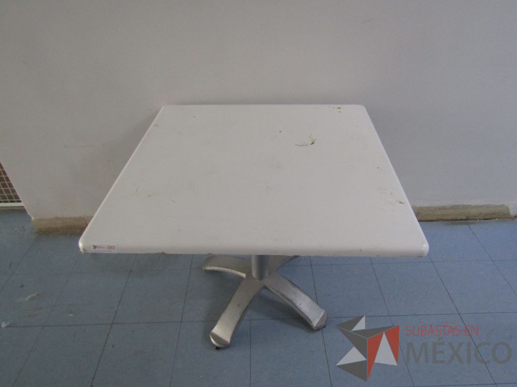 Lote 014 - Mesa cuadrada con base metálica. ( En mal estado las cubiertas y desarmadas.)