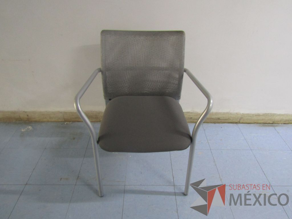 Lote 018 - 2 Sillas fijas con patas metálicas, respaldo en malla y asiento en tela color gris - Imagen 2